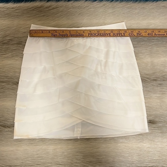 Vintage BCBGMAXAZRIA Off White 0 Tiered Pencil Skirt Front V Layered Stretch Y2K - Picture 7 of 12